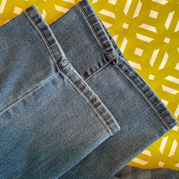 ❣️❣️St. John’s Bay Jean Capris❣️❣️ - Picture 5 of 8